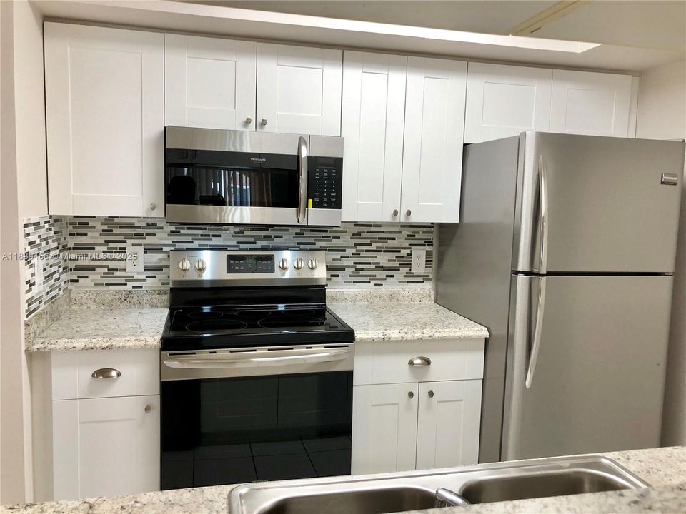 合同活跃: $2,200 (2 贝兹, 1 浴室, 834 平方英尺)