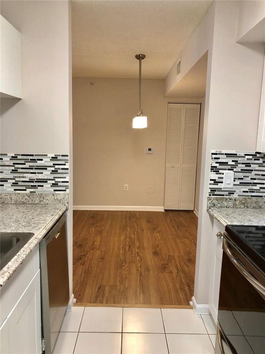 合同活跃: $2,200 (2 贝兹, 1 浴室, 834 平方英尺)