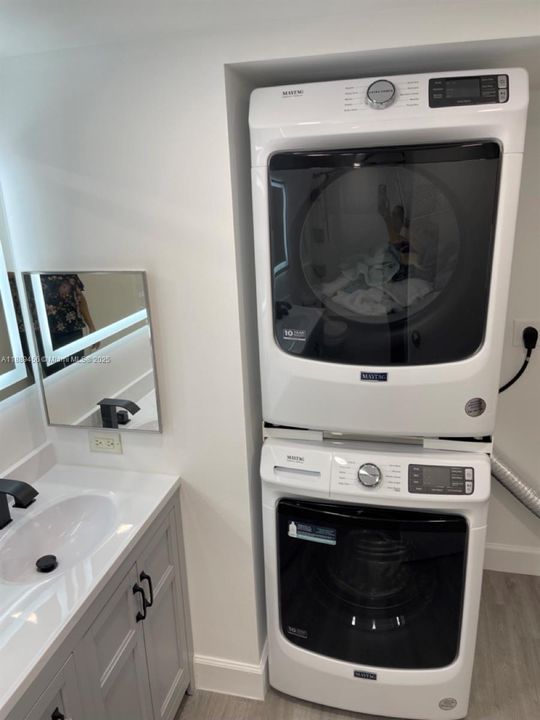 合同活跃: $2,200 (2 贝兹, 1 浴室, 834 平方英尺)