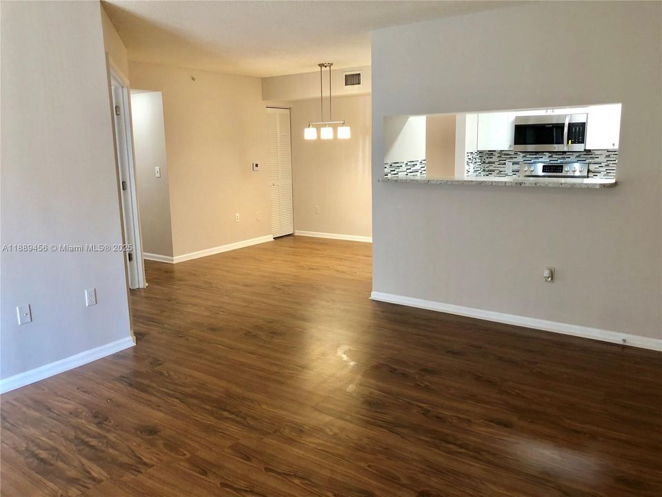 合同活跃: $2,200 (2 贝兹, 1 浴室, 834 平方英尺)