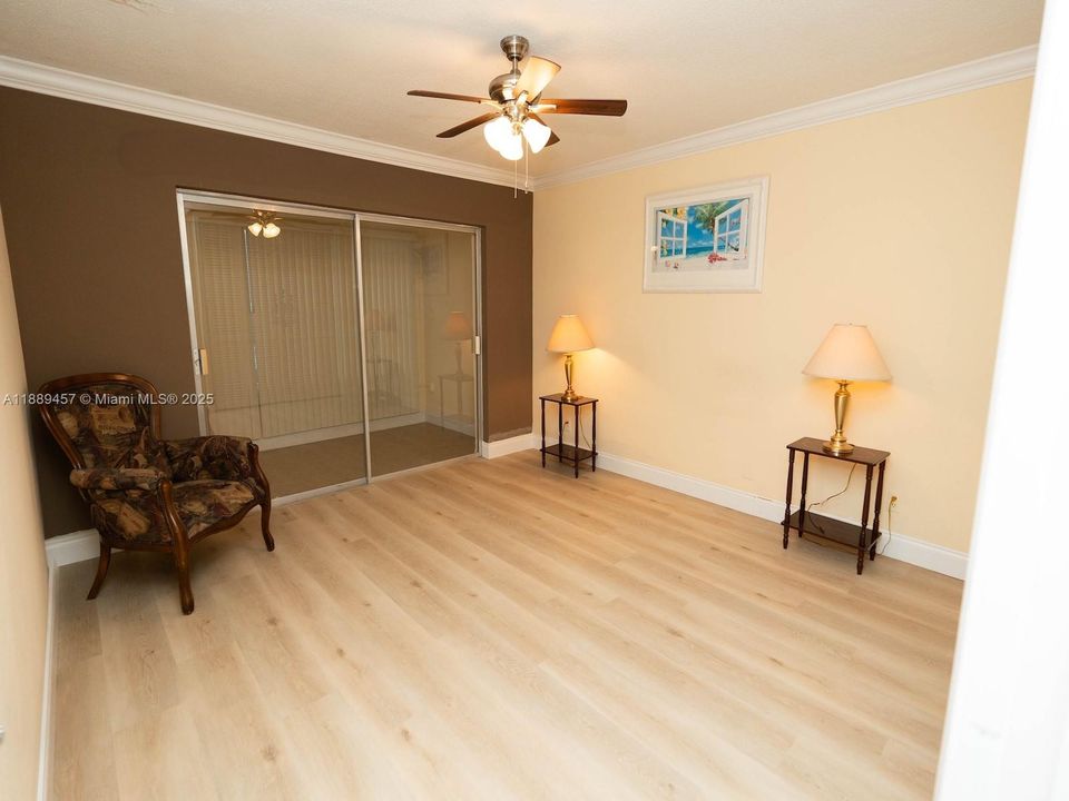 For Sale: $149,000 (2 beds, 1 baths, 890 Square Feet)