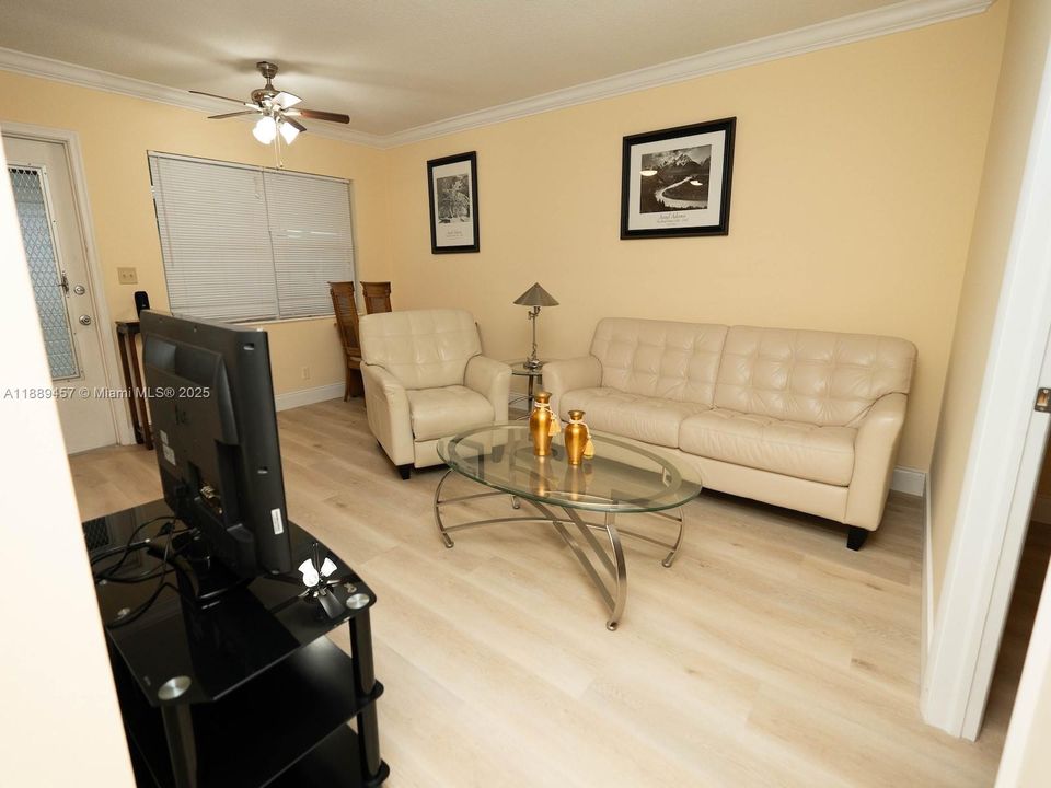 For Sale: $149,000 (2 beds, 1 baths, 890 Square Feet)