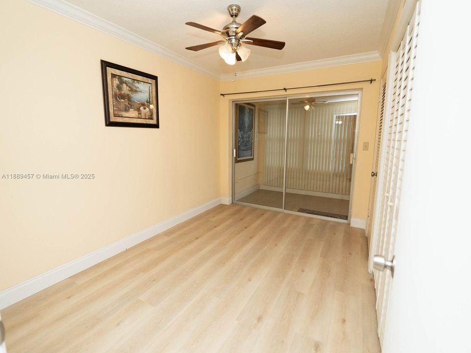 For Sale: $149,000 (2 beds, 1 baths, 890 Square Feet)