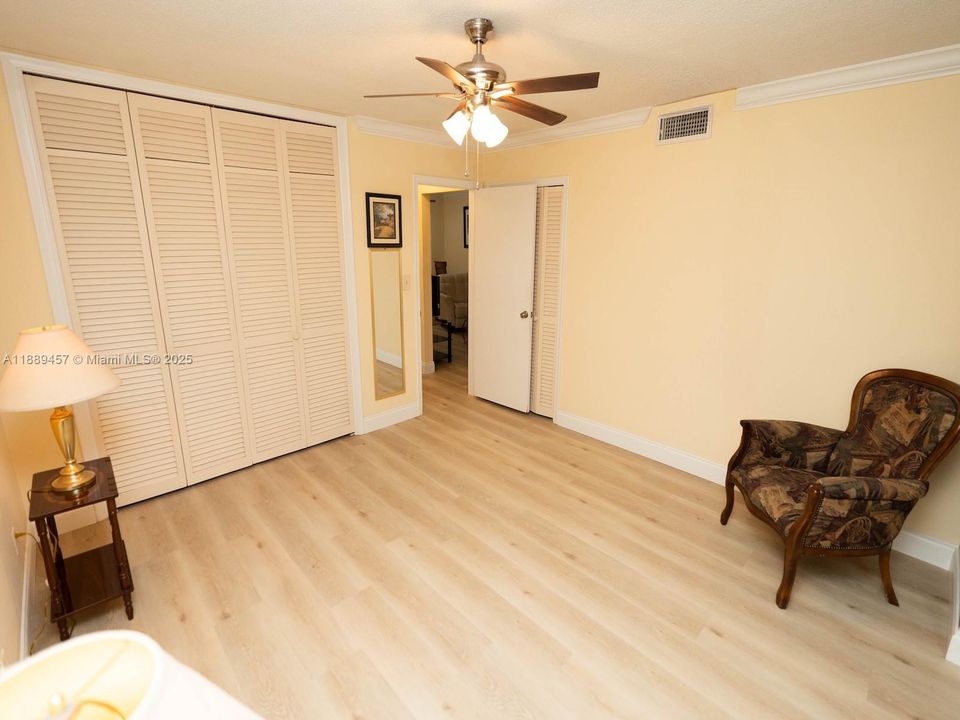 For Sale: $149,000 (2 beds, 1 baths, 890 Square Feet)