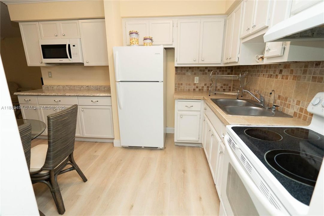 For Sale: $149,000 (2 beds, 1 baths, 890 Square Feet)