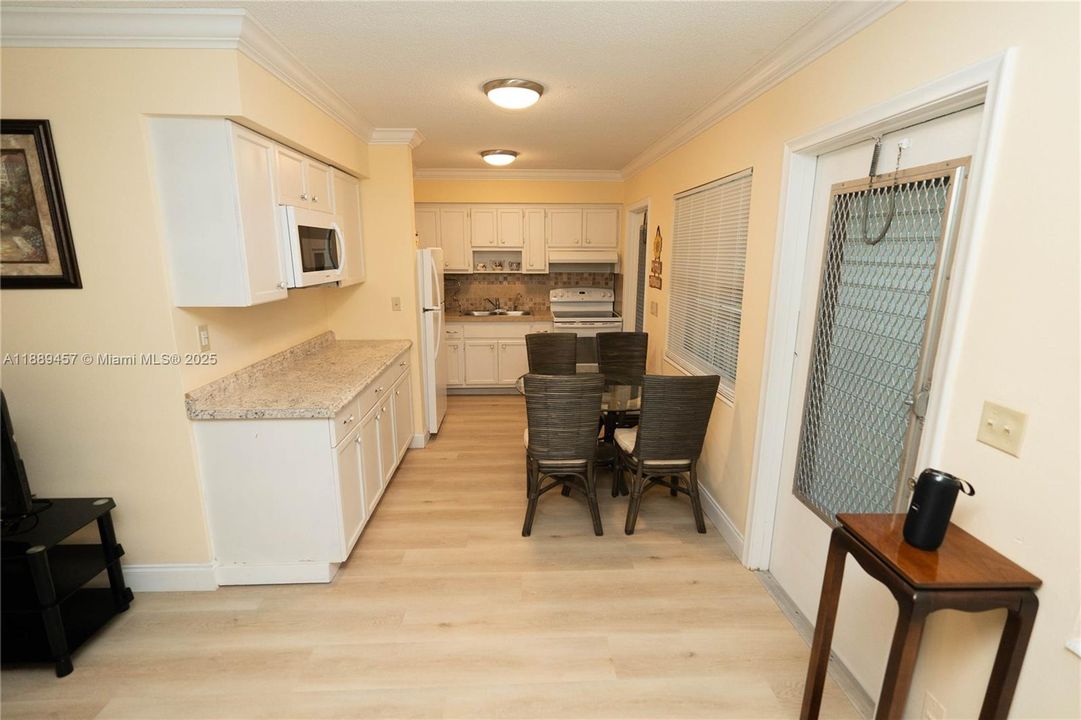 For Sale: $149,000 (2 beds, 1 baths, 890 Square Feet)