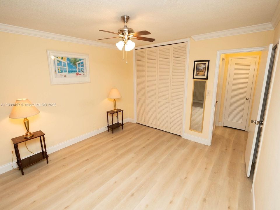 For Sale: $149,000 (2 beds, 1 baths, 890 Square Feet)