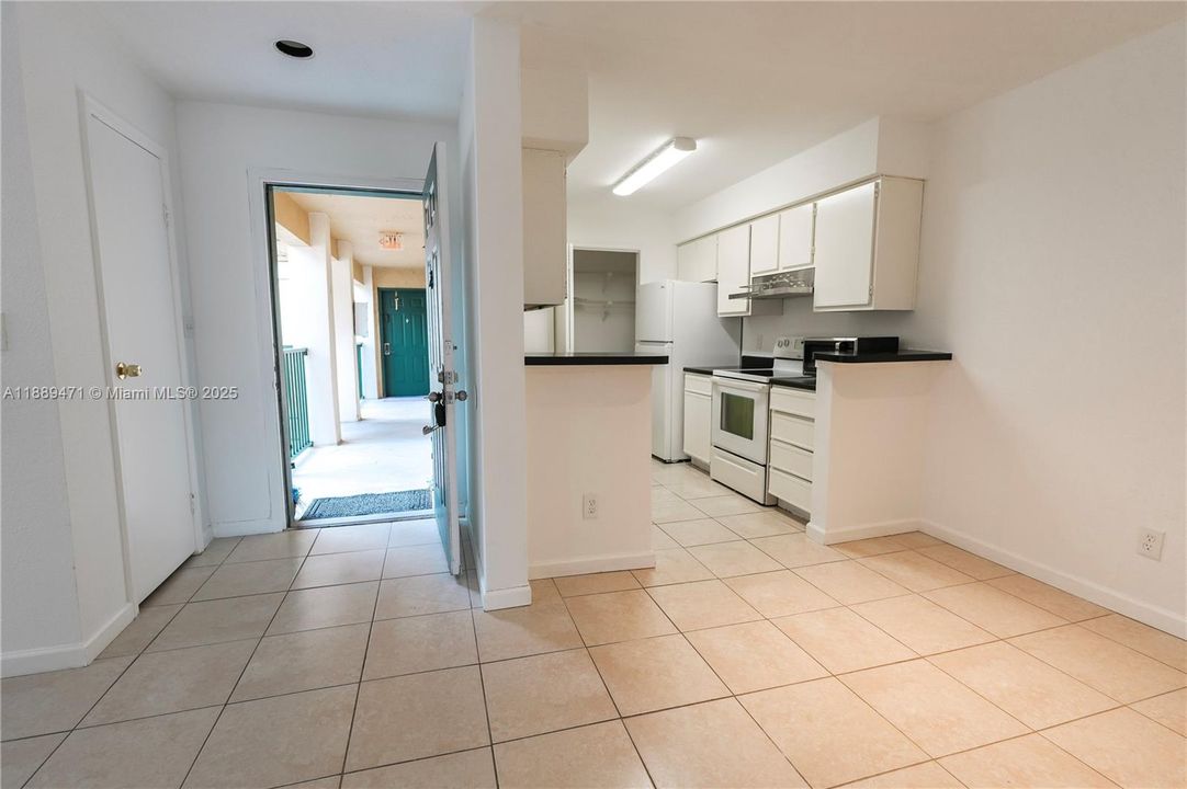 Recently Rented: $1,750 (2 beds, 1 baths, 980 Square Feet)