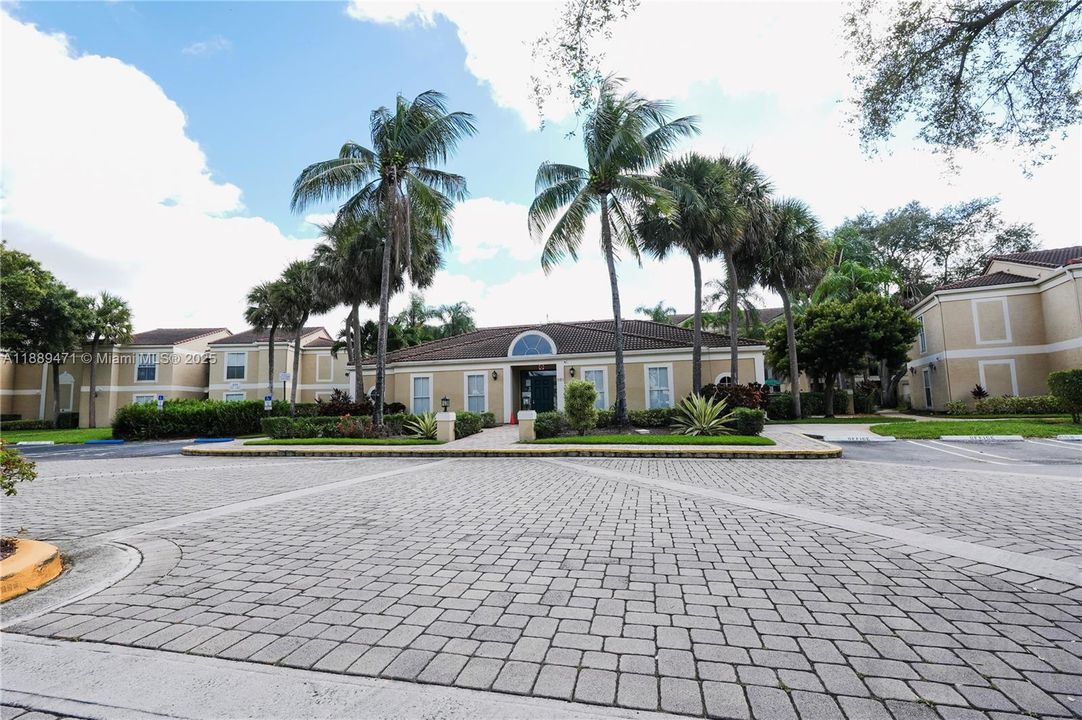 Recently Rented: $1,750 (2 beds, 1 baths, 980 Square Feet)