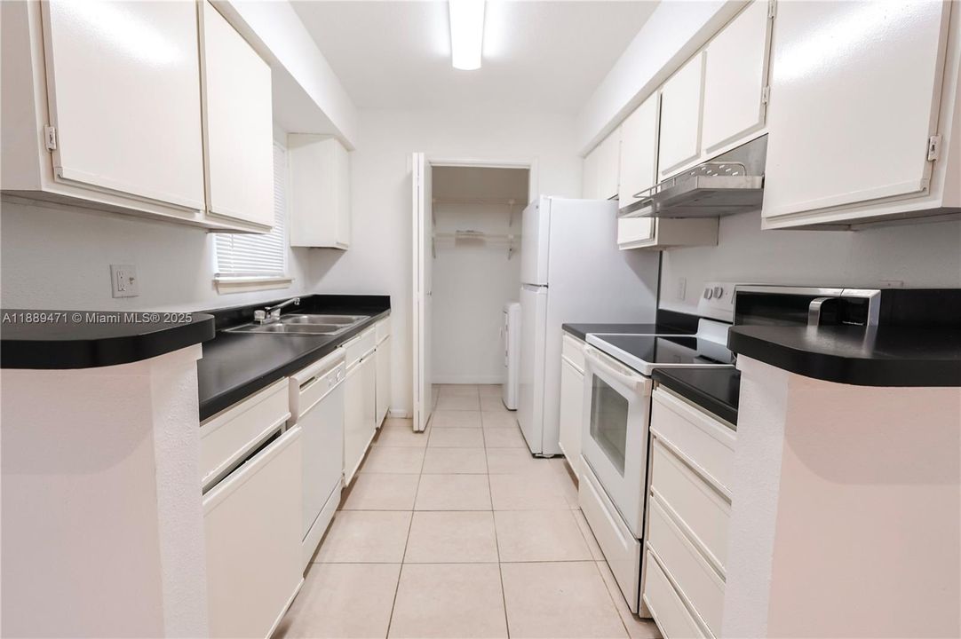 Recently Rented: $1,750 (2 beds, 1 baths, 980 Square Feet)