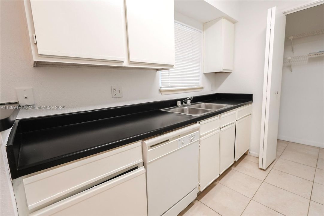 Recently Rented: $1,750 (2 beds, 1 baths, 980 Square Feet)