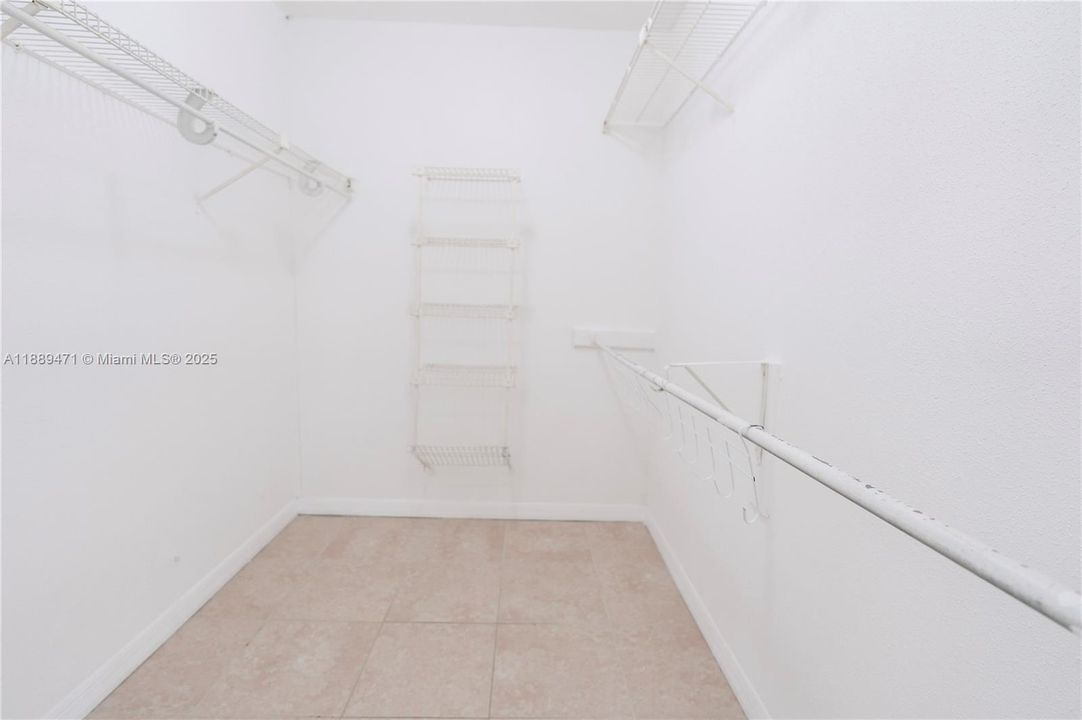 Recently Rented: $1,750 (2 beds, 1 baths, 980 Square Feet)