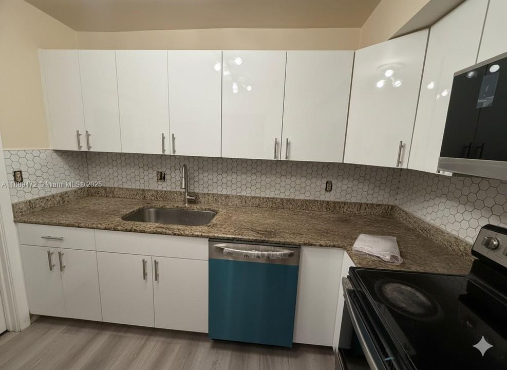 合同活跃: $2,500 (3 贝兹, 2 浴室, 1286 平方英尺)