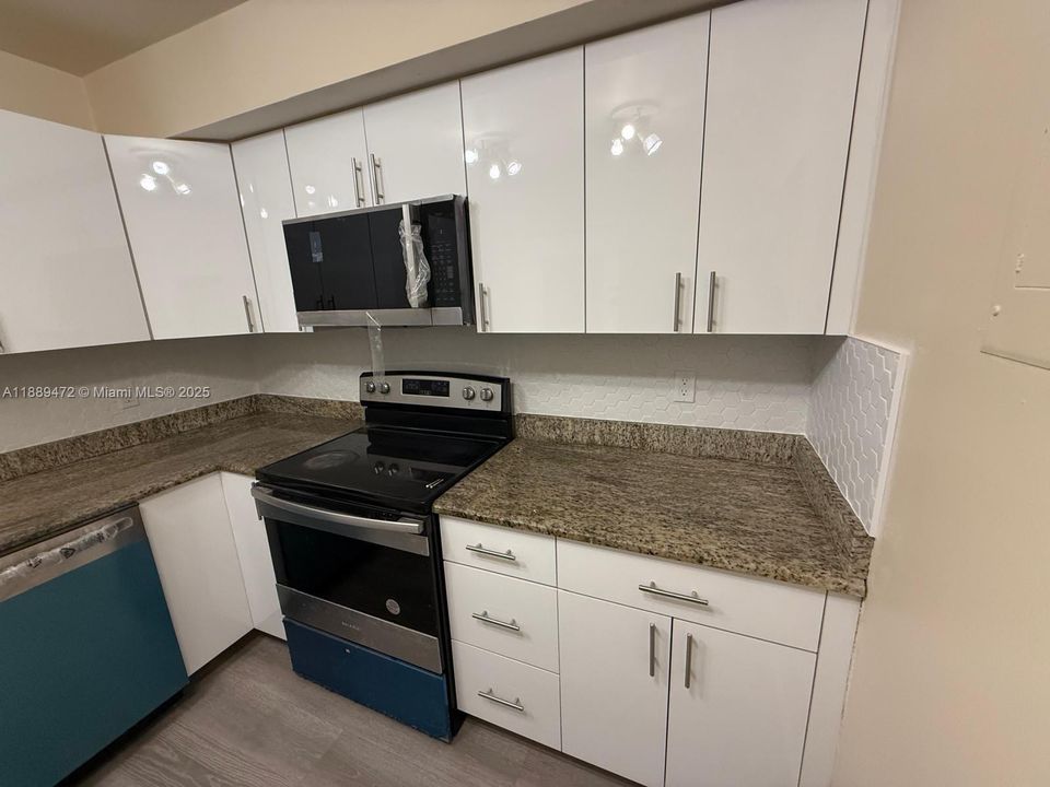 合同活跃: $2,500 (3 贝兹, 2 浴室, 1286 平方英尺)