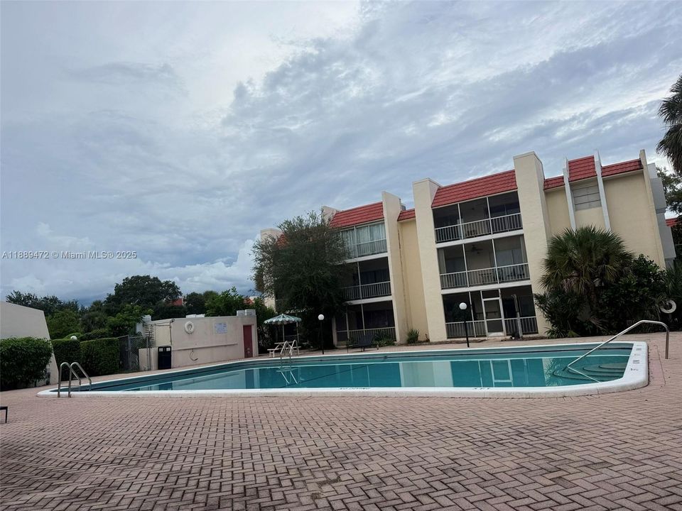 合同活跃: $2,500 (3 贝兹, 2 浴室, 1286 平方英尺)