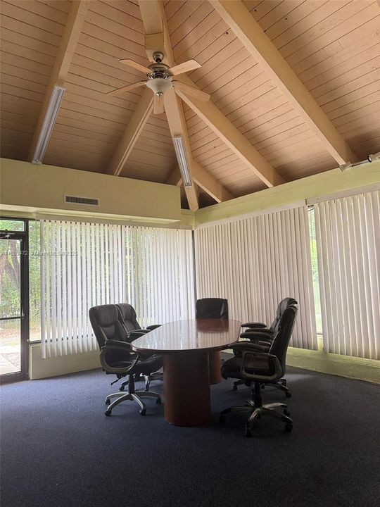 合同活跃: $2,500 (3 贝兹, 2 浴室, 1286 平方英尺)