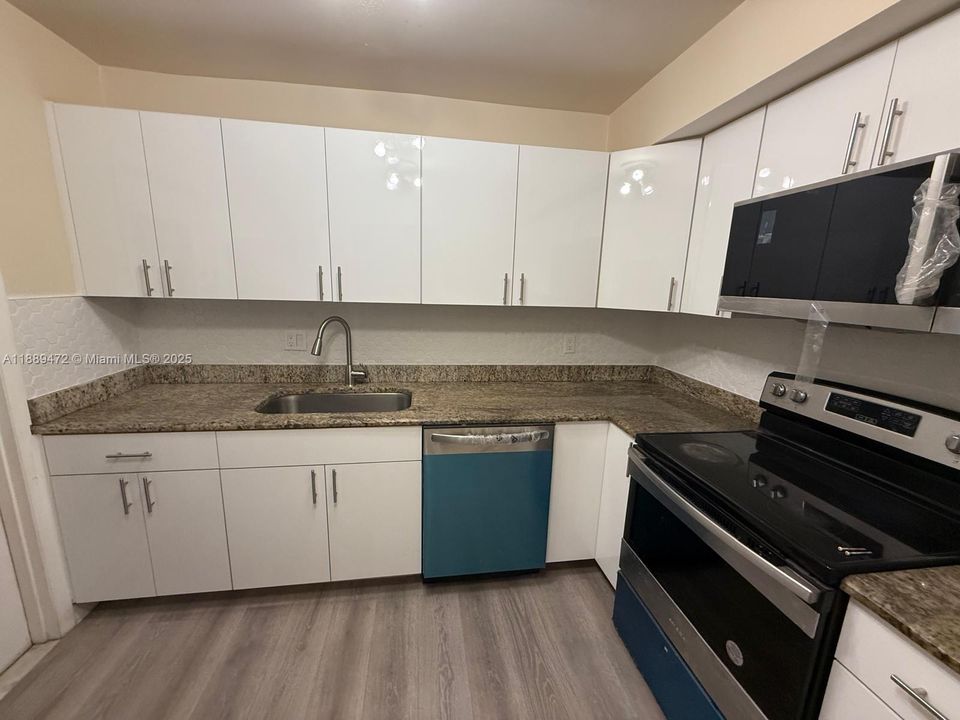 合同活跃: $2,500 (3 贝兹, 2 浴室, 1286 平方英尺)