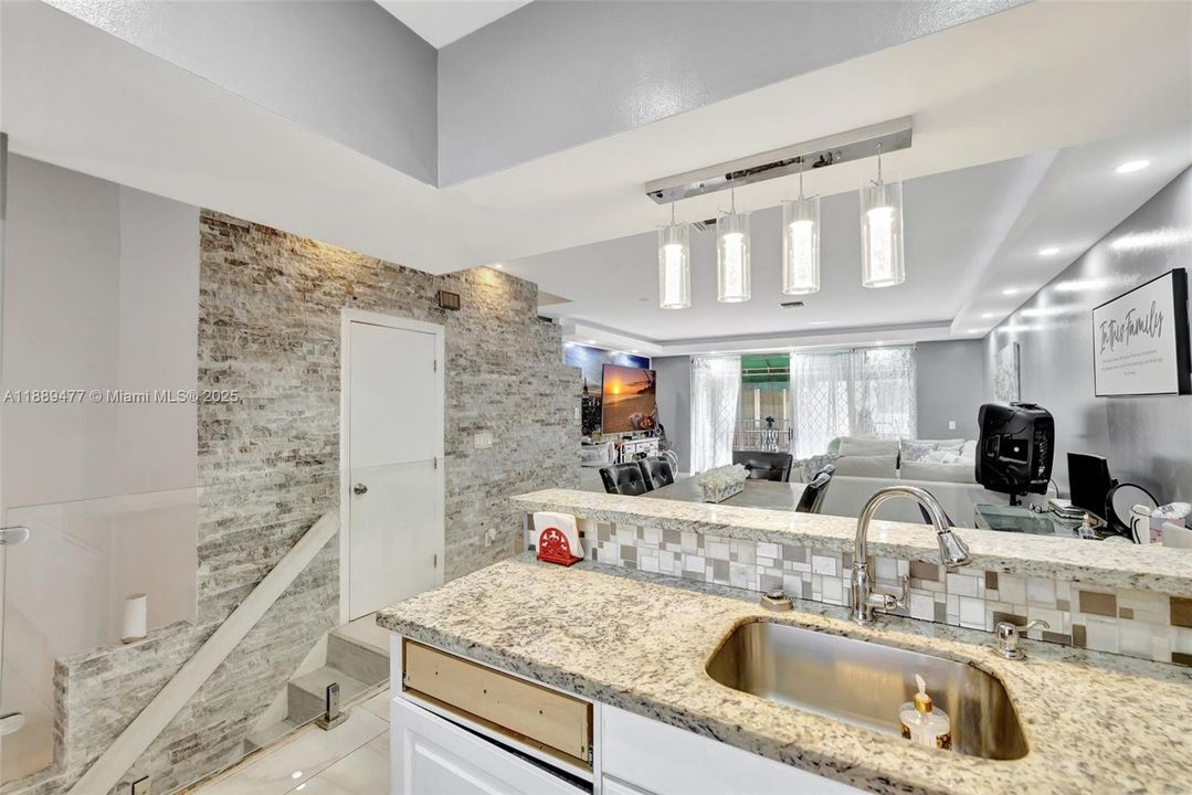 待售: $485,000 (4 贝兹, 2 浴室, 1812 平方英尺)