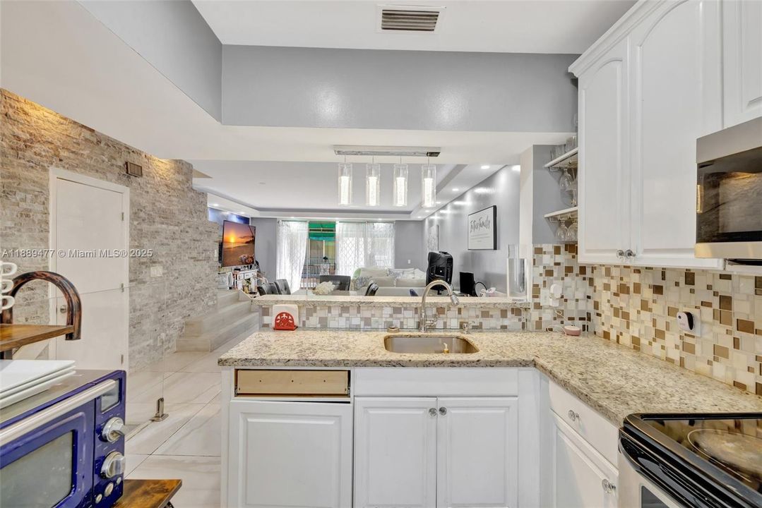 待售: $485,000 (4 贝兹, 2 浴室, 1812 平方英尺)