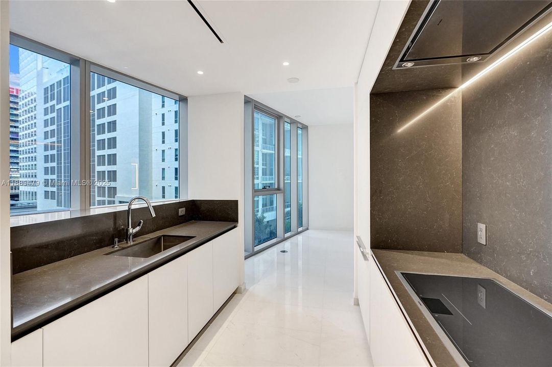 На продажу: $980,000 (0 спален, 1 ванн, 618 Квадратных фут)