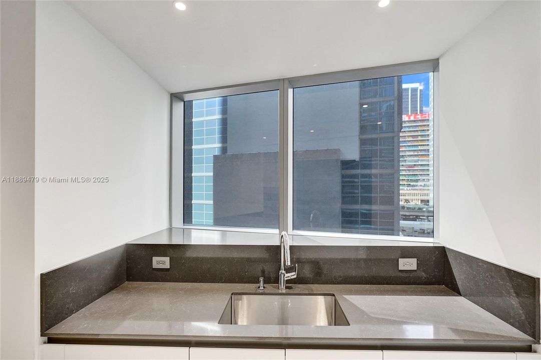 На продажу: $980,000 (0 спален, 1 ванн, 618 Квадратных фут)