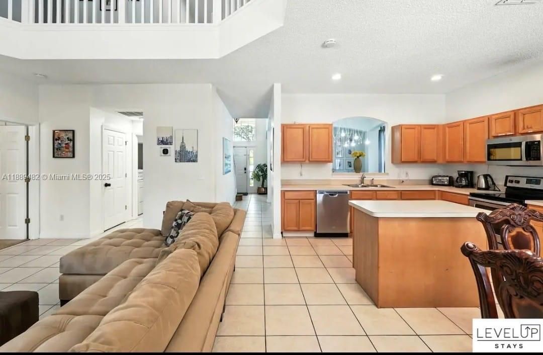 На продажу: $695,000 (8 спален, 4 ванн, 2890 Квадратных фут)