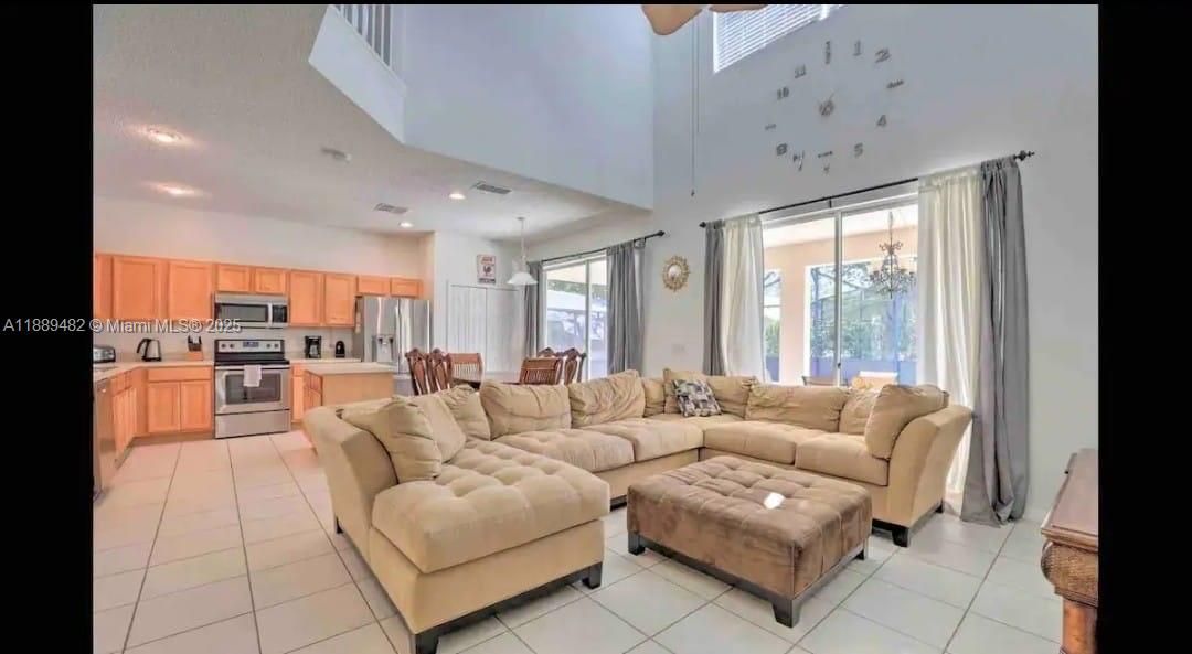 На продажу: $695,000 (8 спален, 4 ванн, 2890 Квадратных фут)