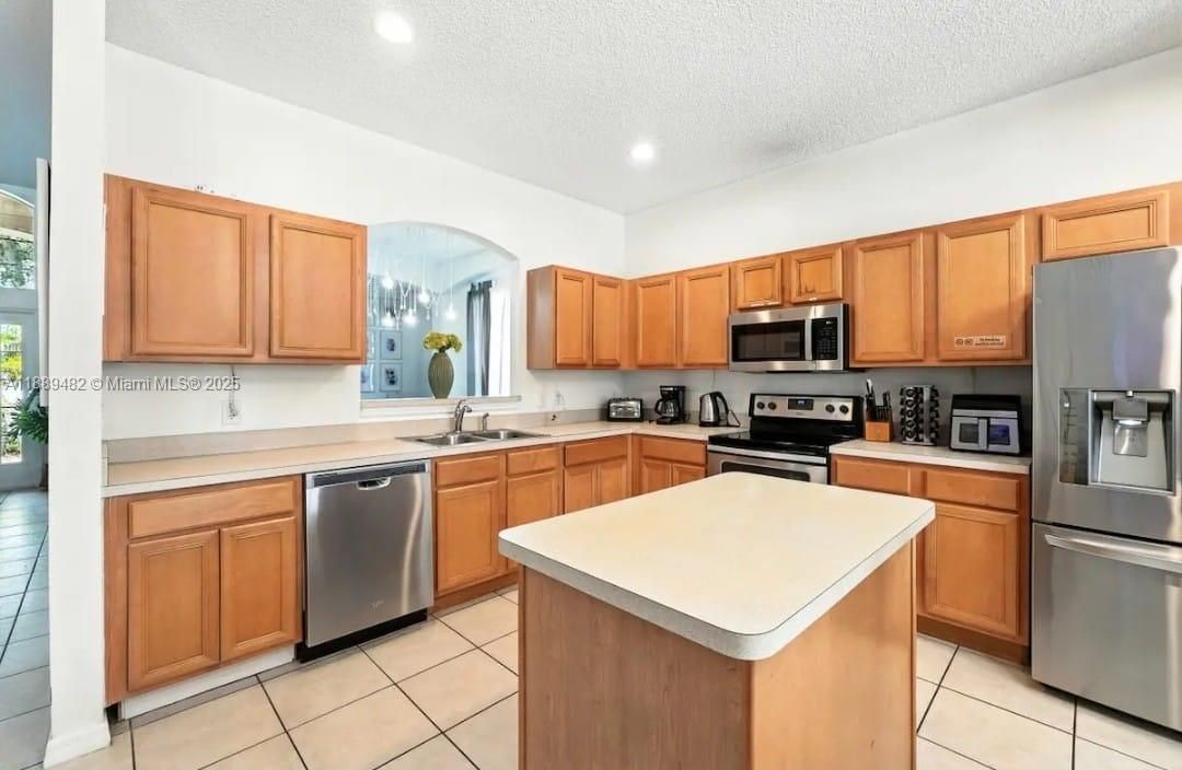 На продажу: $695,000 (8 спален, 4 ванн, 2890 Квадратных фут)