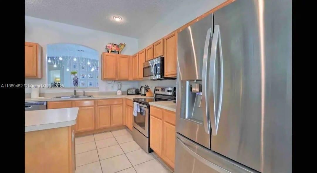 На продажу: $695,000 (8 спален, 4 ванн, 2890 Квадратных фут)