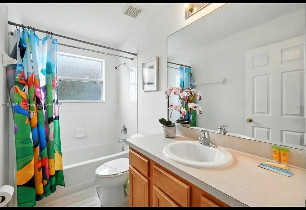 На продажу: $695,000 (8 спален, 4 ванн, 2890 Квадратных фут)