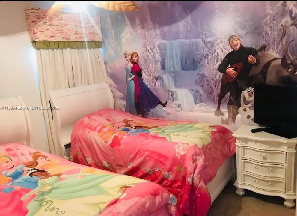 На продажу: $695,000 (8 спален, 4 ванн, 2890 Квадратных фут)