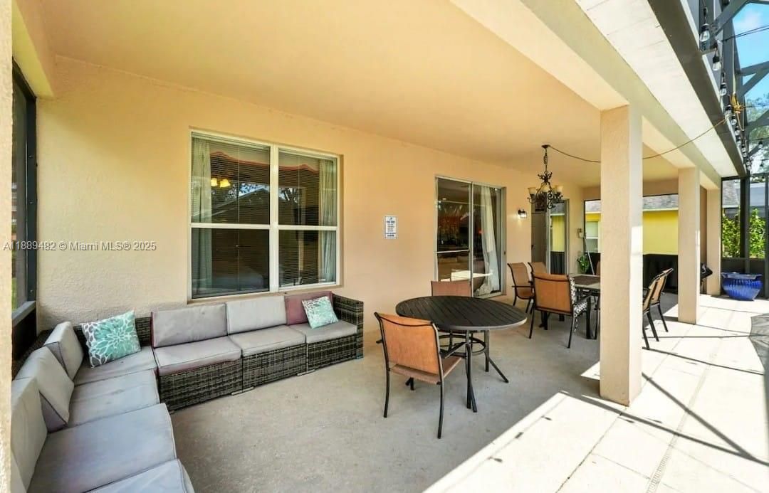 На продажу: $695,000 (8 спален, 4 ванн, 2890 Квадратных фут)