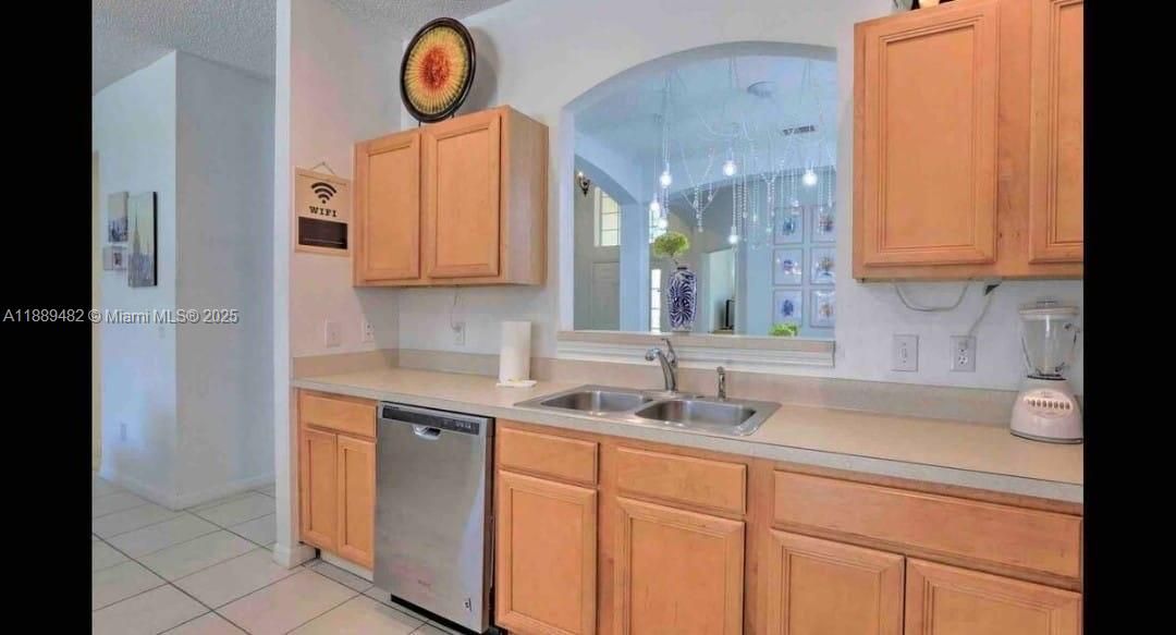 На продажу: $695,000 (8 спален, 4 ванн, 2890 Квадратных фут)