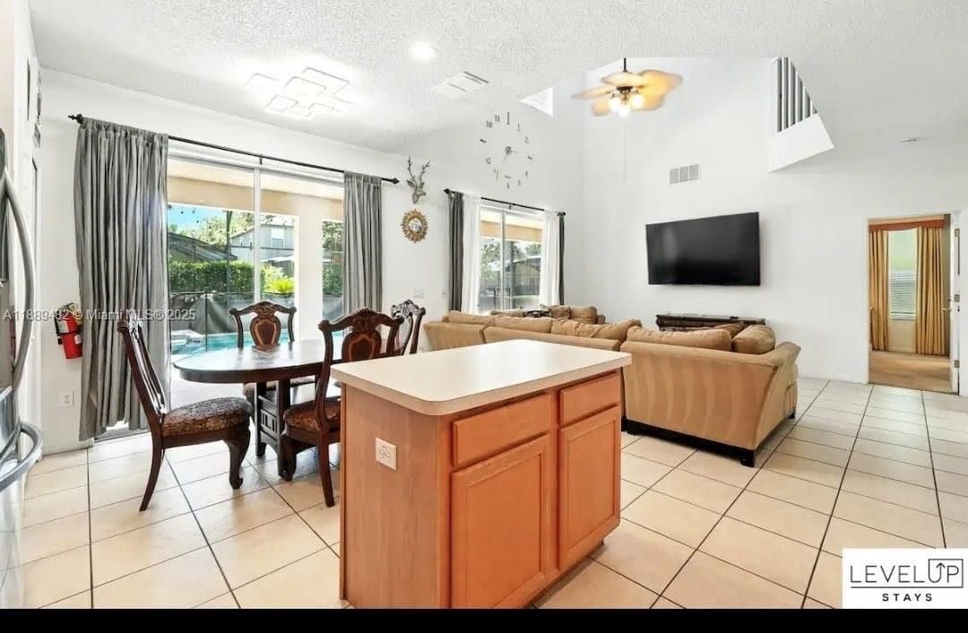 На продажу: $695,000 (8 спален, 4 ванн, 2890 Квадратных фут)