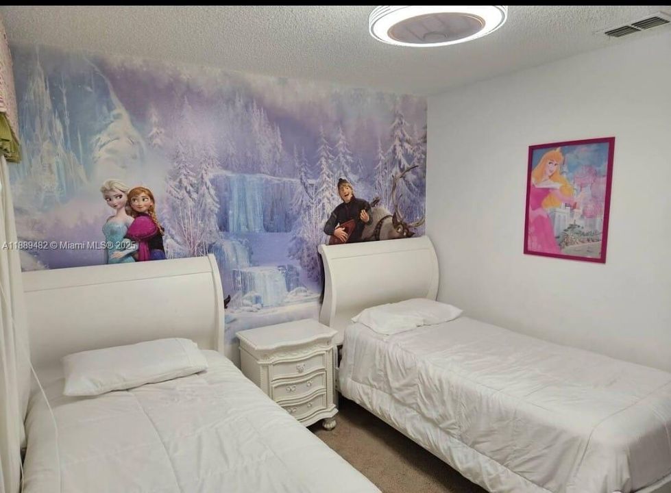 На продажу: $695,000 (8 спален, 4 ванн, 2890 Квадратных фут)