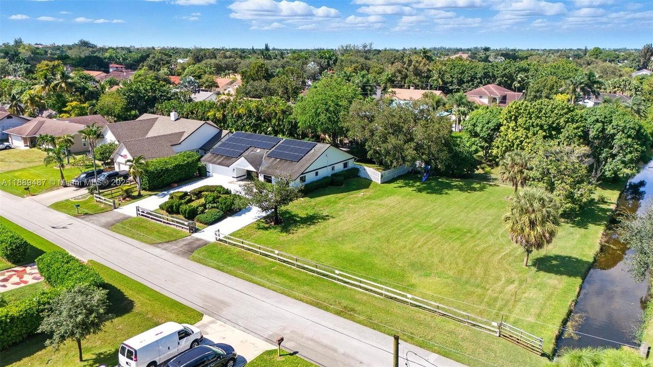 待售: $399,999 (0.36 acres)