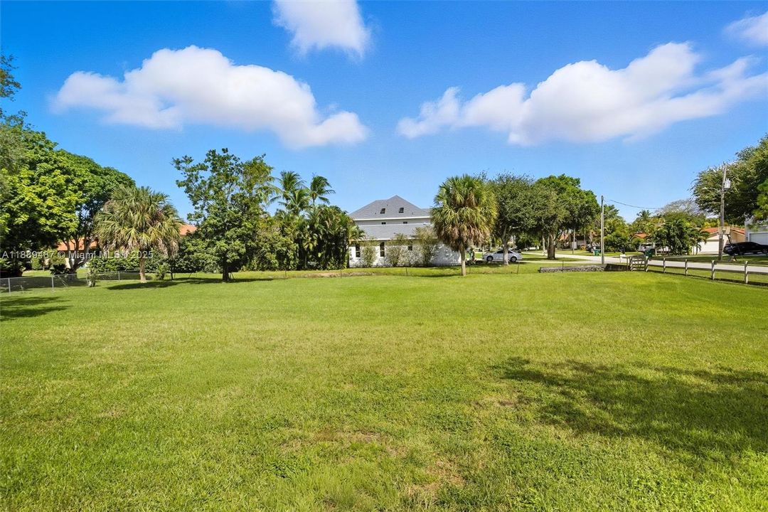 待售: $399,999 (0.36 acres)