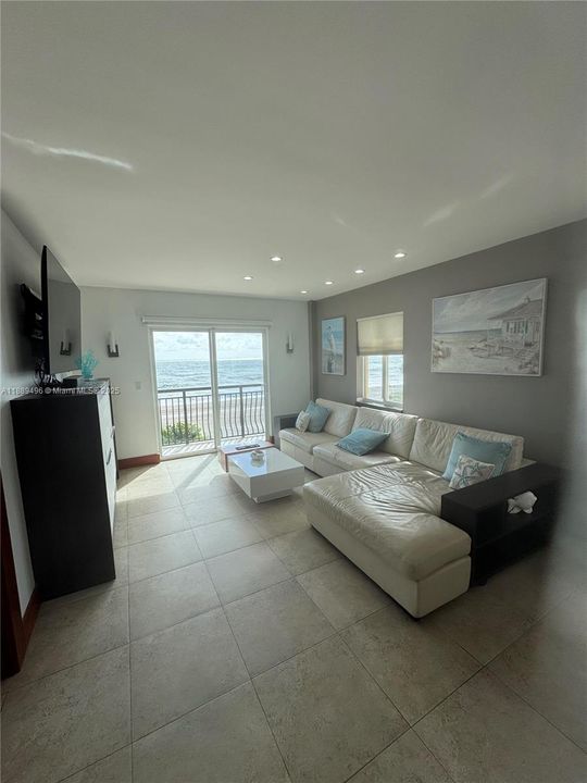 Active With Contract: $4,000 (2 beds, 2 baths, 827 Square Feet)