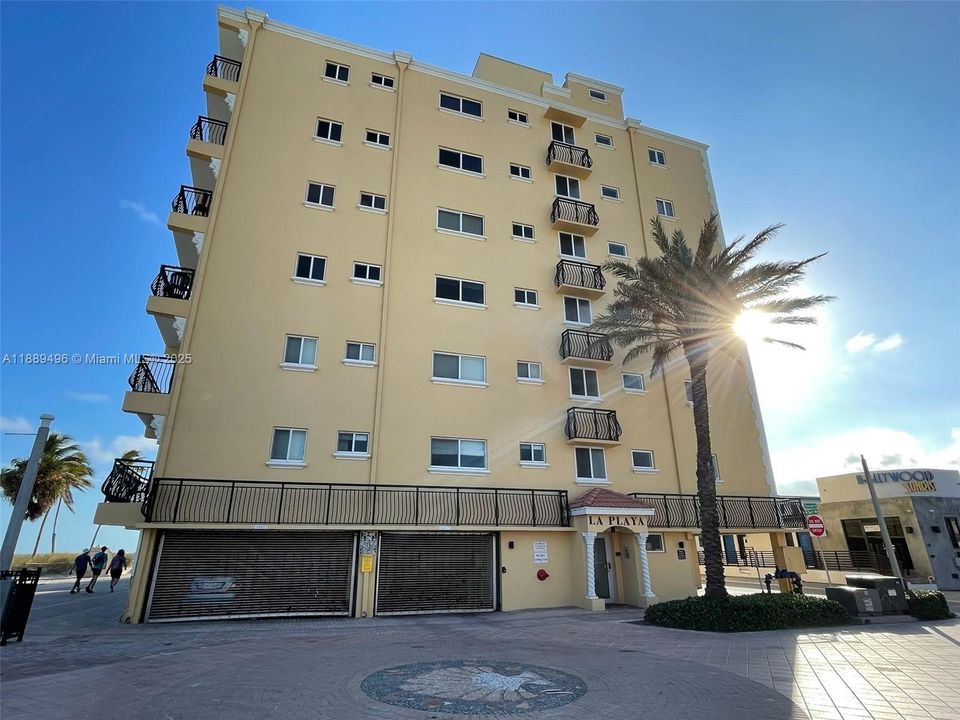 Active With Contract: $4,000 (2 beds, 2 baths, 827 Square Feet)