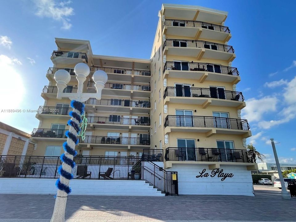 Active With Contract: $4,000 (2 beds, 2 baths, 827 Square Feet)