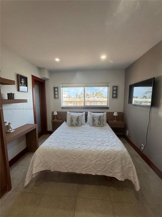 Active With Contract: $4,000 (2 beds, 2 baths, 827 Square Feet)