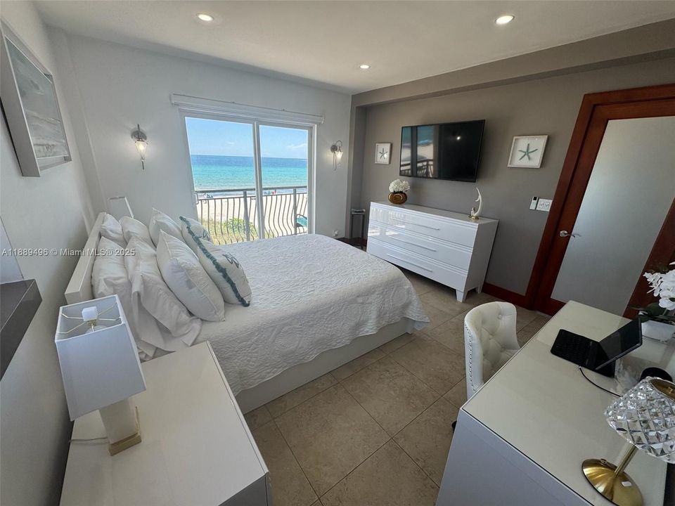 Active With Contract: $4,000 (2 beds, 2 baths, 827 Square Feet)