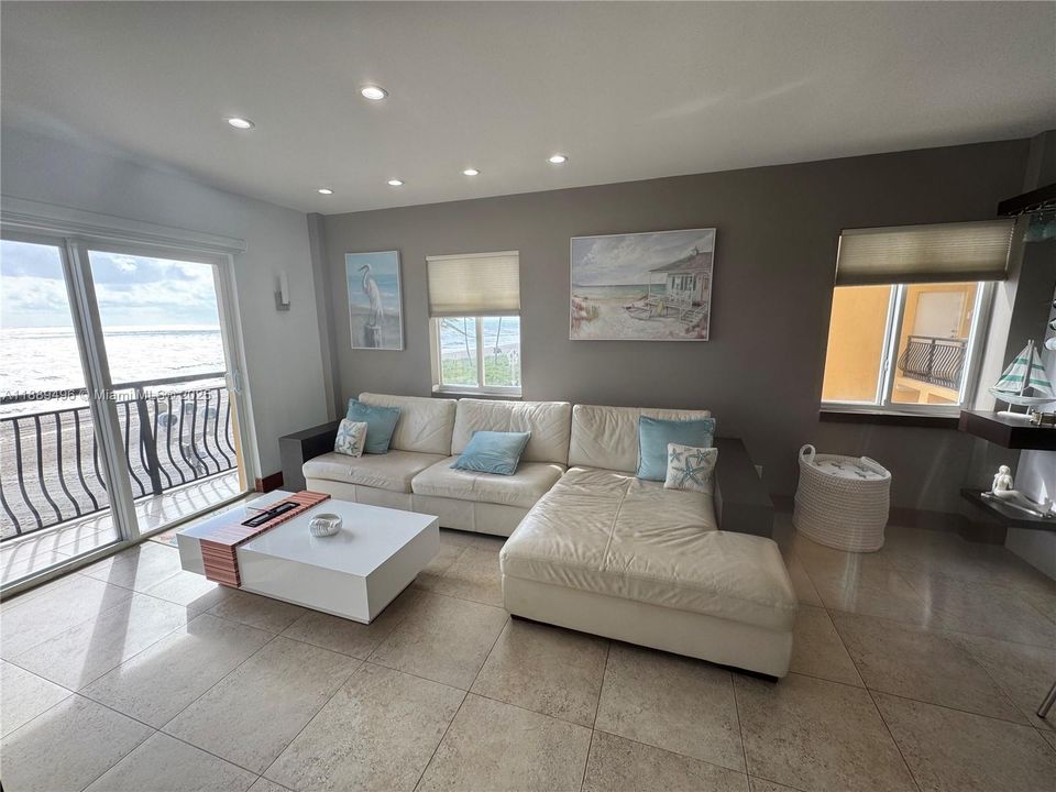 Active With Contract: $4,000 (2 beds, 2 baths, 827 Square Feet)