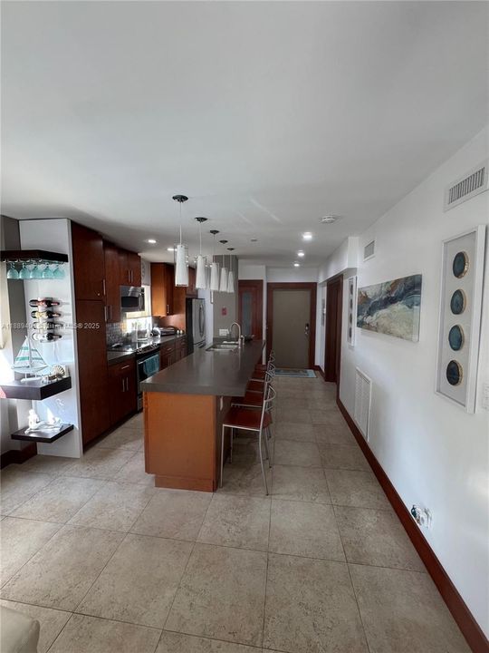 Active With Contract: $4,000 (2 beds, 2 baths, 827 Square Feet)