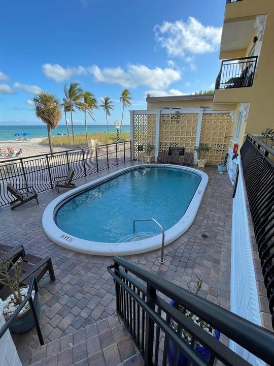 Active With Contract: $4,000 (2 beds, 2 baths, 827 Square Feet)