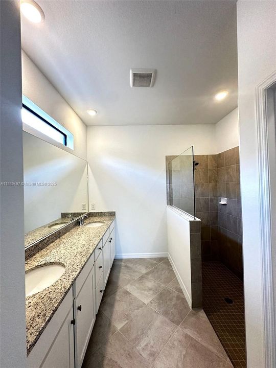 En Renta: $2,299 (3 camas, 3 baños, 1850 Pies cuadrados)