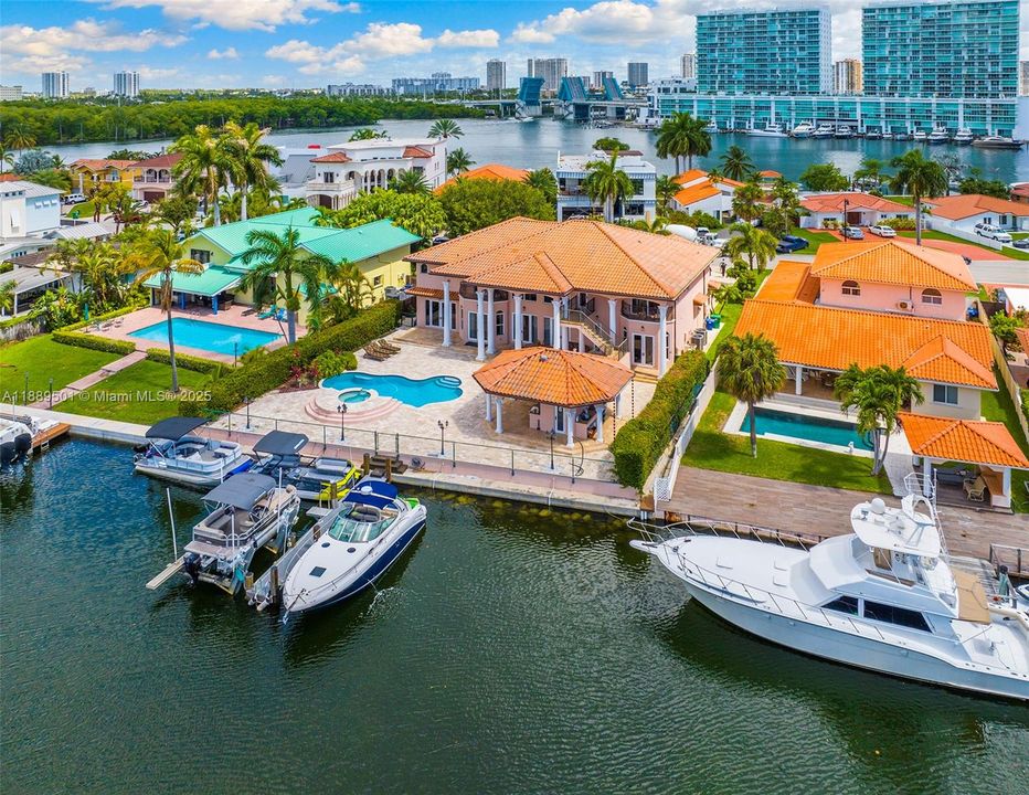 For Sale: $5,995,000 (6 beds, 6 baths, 4871 Square Feet)