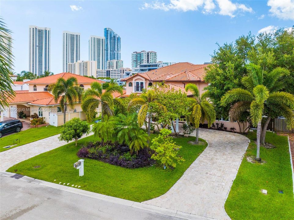 For Sale: $5,995,000 (6 beds, 6 baths, 4871 Square Feet)