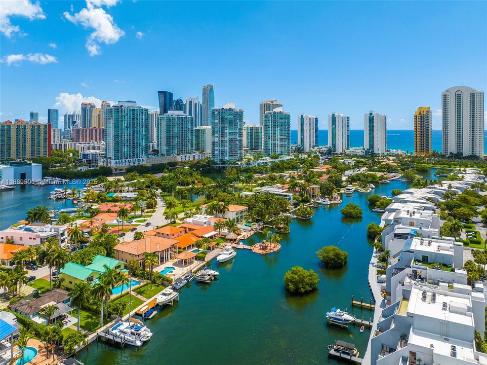 For Sale: $5,995,000 (6 beds, 6 baths, 4871 Square Feet)