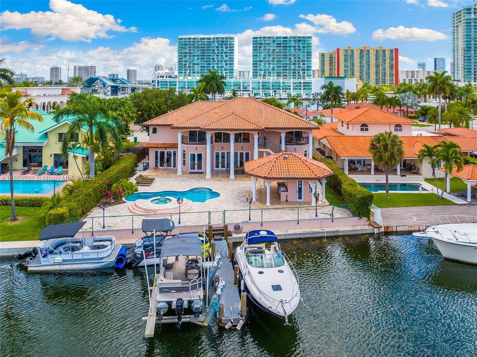 For Sale: $5,995,000 (6 beds, 6 baths, 4871 Square Feet)